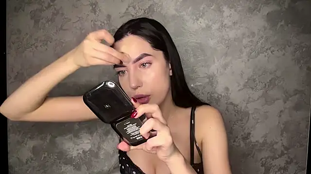 Snapshot of Ailish_Loveee chatting on June 19, 3:27 pm Ailish Loveee online show from June 19, 3:27 pm