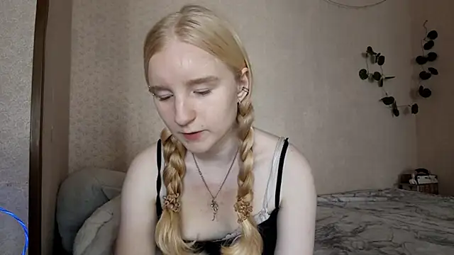 Snapshot of InnoBelle chatting on June 5, 6:52 am InnoBelle online show from June 5, 6:52 am
