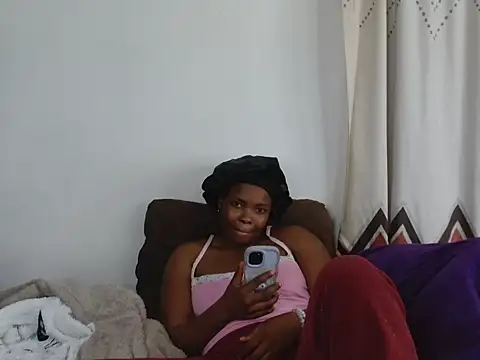 Snapshot of RoyalMuse chatting on June 4, 6:14 pm RoyalMuse online show from June 4, 6:14 pm