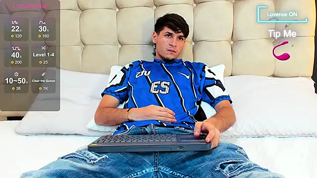 Snapshot of Zack23__ chatting on June 25, 3:17 am Zack23 online show from June 25, 3:17 am