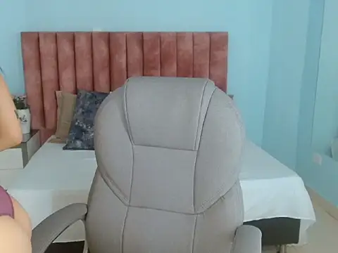 Snapshot of chloe_durand1 chatting on June 11, 8:07 pm chloe durand1 online show from June 11, 8:07 pm