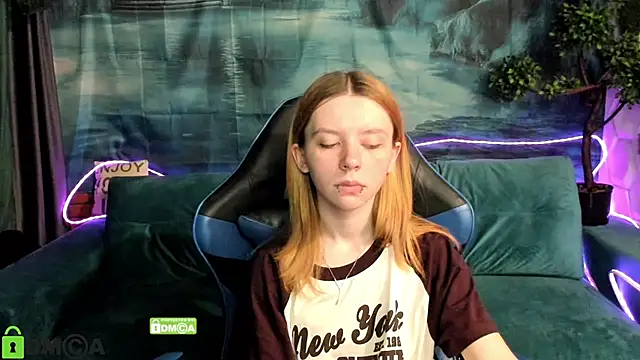 Snapshot of CarolInWonderland chatting on July 1, 6:59 am CarolInWonderland online show from July 1, 6:59 am