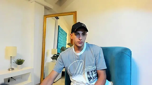 Snapshot of luca_gael chatting on June 7, 1:37 pm luca gael online show from June 7, 1:37 pm