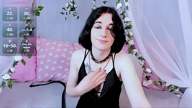 Snapshot of MickeQuinee chatting on June 8, 10:04 am MickeQuinee online show from June 8, 10:04 am