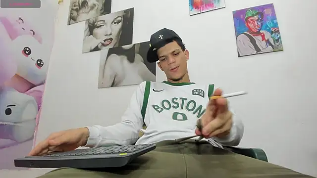 Snapshot of big_hot_boy_ chatting on June 10, 8:30 pm big hot boy online show from June 10, 8:30 pm