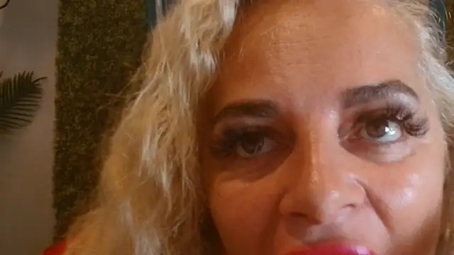Snapshot of ElviraZoi chatting on July 8, 6:18 am ElviraZoi online show from July 8, 6:18 am