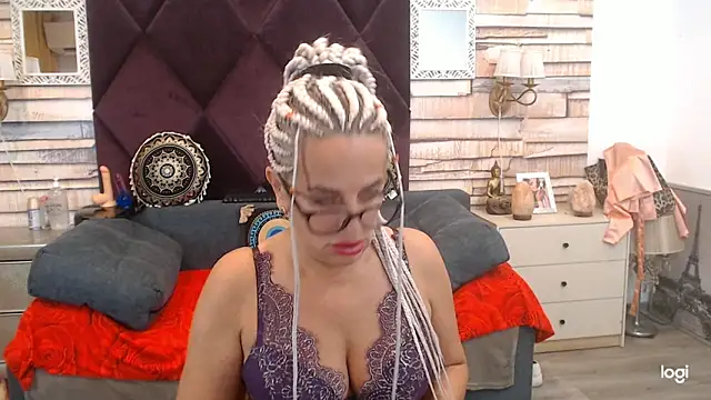 Snapshot of ElviraZoi chatting on July 23, 6:55 am ElviraZoi online show from July 23, 6:55 am