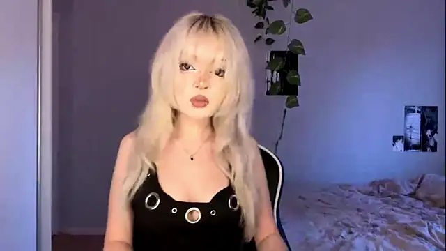 Snapshot of Velvets_Vixens01 chatting on June 10, 5:45 pm Velvets Vixens01 online show from June 10, 5:45 pm