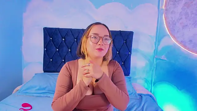 Snapshot of SilviaSmithh chatting on June 9, 7:36 pm SilviaSmithh online show from June 9, 7:36 pm