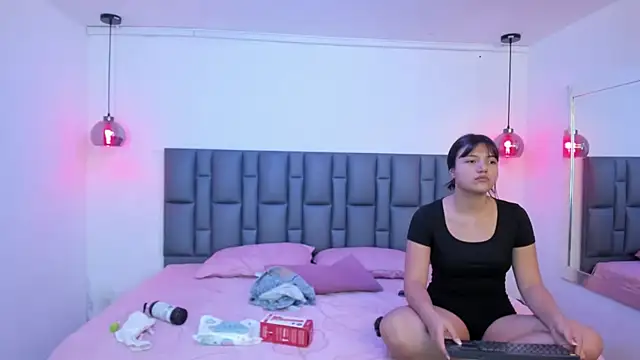 Snapshot of DominicaAndLorenzo chatting on July 31, 6:29 pm DominicaAndLorenzo online show from July 31, 6:29 pm
