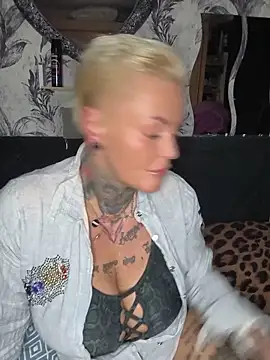 Snapshot of InkedMissLaBaehm chatting on June 17, 10:43 pm InkedMissLaBaehm online show from June 17, 10:43 pm