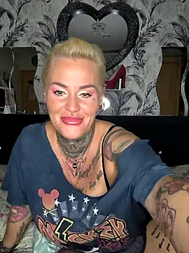 Snapshot of InkedMissLaBaehm chatting on June 22, 8:39 pm InkedMissLaBaehm online show from June 22, 8:39 pm