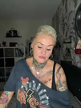Snapshot of InkedMissLaBaehm chatting on July 15, 10:37 pm InkedMissLaBaehm online show from July 15, 10:37 pm