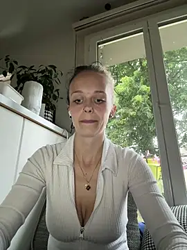 LillyWannaPlay online show from June 11, 6:28 pm