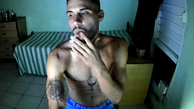 Snapshot of CubanHot27 chatting on June 29, 3:13 am CubanHot27 online show from June 29, 3:13 am