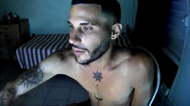 Snapshot of CubanHot27 chatting on July 6, 3:25 am CubanHot27 online show from July 6, 3:25 am