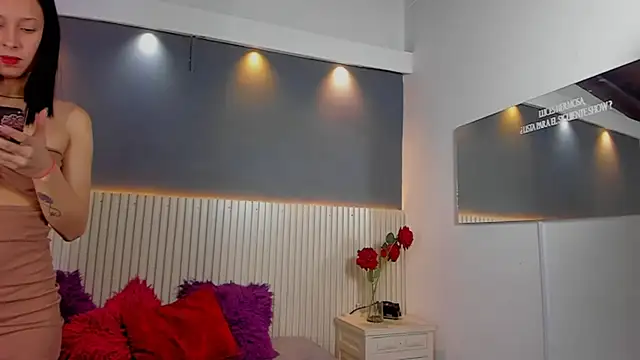 House ofsofia online show from July 11, 11:50 pm