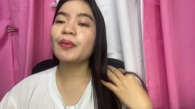 Snapshot of LouveniaDebeer chatting on June 16, 1:25 pm LouveniaDebeer online show from June 16, 1:25 pm