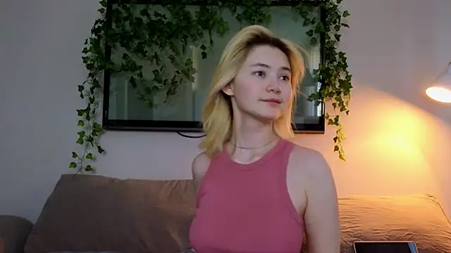 Snapshot of Emily_Miu chatting on July 4, 11:33 pm Emily Miu online show from July 4, 11:33 pm