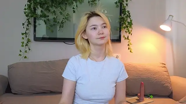 Snapshot of Emily_Miu chatting on July 13, 4:59 am Emily Miu online show from July 13, 4:59 am