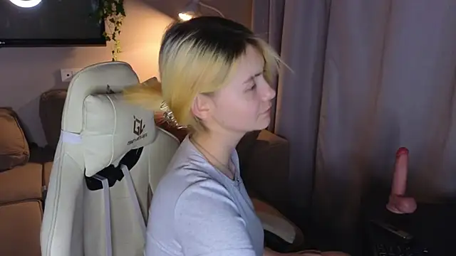 Snapshot of Emily_Miu chatting on August 4, 10:12 pm Emily Miu online show from August 4, 10:12 pm