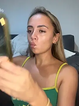 Snapshot of Harrietbronzex chatting on August 1, 3:33 pm Harrietbronzex online show from August 1, 3:33 pm