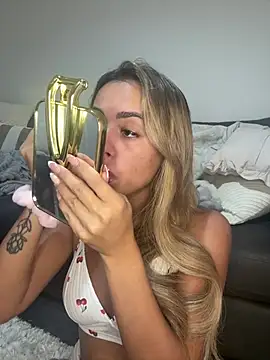 Snapshot of Harrietbronzex chatting on August 3, 2:22 pm Harrietbronzex online show from August 3, 2:22 pm