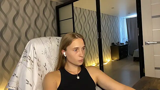 Snapshot of Miss_Luna_meow chatting on July 17, 3:50 pm Miss Luna meow online show from July 17, 3:50 pm