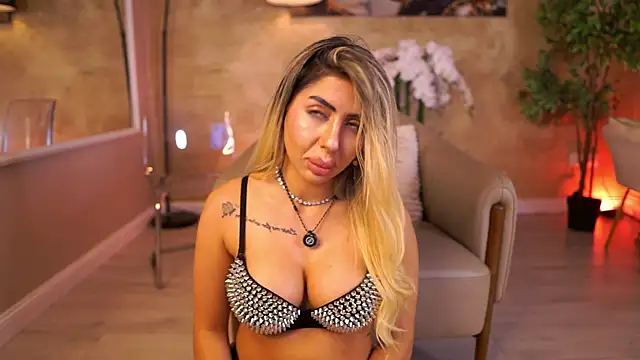 Snapshot of LucyyRosse chatting on June 20, 8:17 am LucyyRosse online show from June 20, 8:17 am
