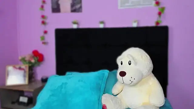 Snapshot of Makii_XOXO chatting on June 23, 7:01 pm Makii XOXO online show from June 23, 7:01 pm