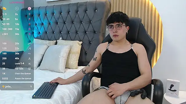 Snapshot of Tommy_Claks chatting on June 23, 8:29 pm Tommy Claks online show from June 23, 8:29 pm