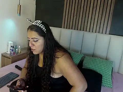 Snapshot of ShelyEvans__ chatting on June 26, 1:10 am ShelyEvans online show from June 26, 1:10 am