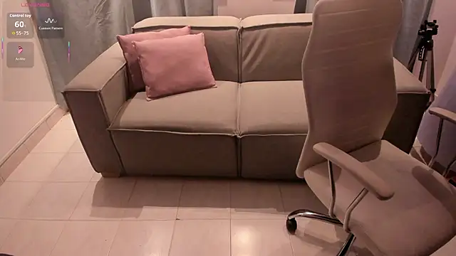 Snapshot of Nayla_Luxe chatting on June 28, 12:00 pm Nayla Luxe online show from June 28, 12:00 pm
