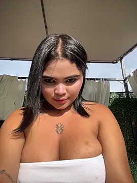 Snapshot of HoneyBunXXX chatting on July 3, 1:06 pm HoneyBunXXX online show from July 3, 1:06 pm
