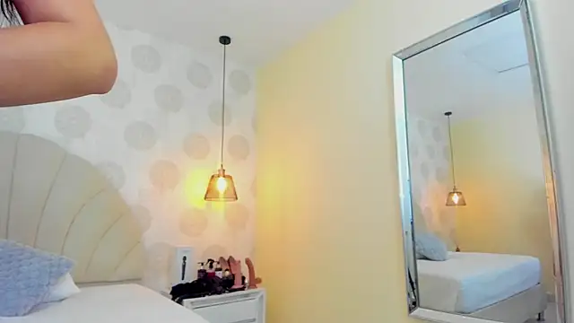 Snapshot of MILA_FERRER1 chatting on June 19, 12:42 pm MILA FERRER1 online show from June 19, 12:42 pm