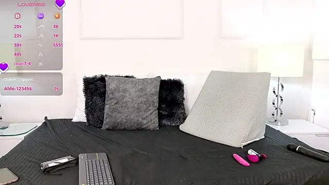 Snapshot of Olivia_flamme chatting on July 10, 1:25 pm Olivia flamme online show from July 10, 1:25 pm