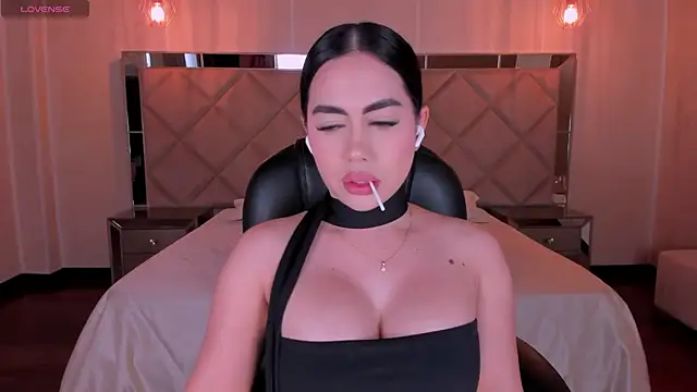 Snapshot of SabrinaMontclair chatting on August 7, 10:01 pm SabrinaMontclair online show from August 7, 10:01 pm