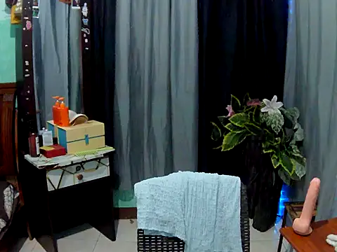 Snapshot of XCalixa chatting on July 2, 3:51 pm XCalixa online show from July 2, 3:51 pm