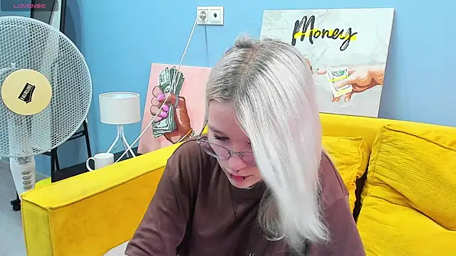 Snapshot of Nika-Smith chatting on August 5, 9:34 am Nika-Smith online show from August 5, 9:34 am