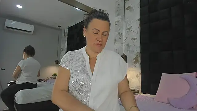 Snapshot of CharlotteG_ chatting on July 4, 1:06 pm CharlotteG online show from July 4, 1:06 pm