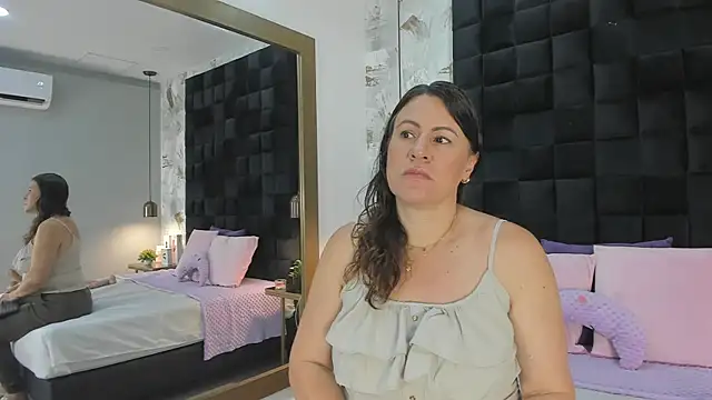 Snapshot of CharlotteG_ chatting on July 5, 1:29 pm CharlotteG online show from July 5, 1:29 pm