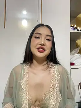 Lilyluta2000 online show from June 25, 8:19 am