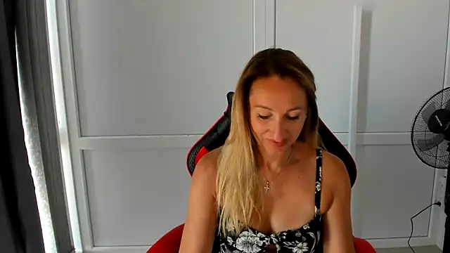 Snapshot of LilyDreamm chatting on June 28, 6:19 am LilyDreamm online show from June 28, 6:19 am