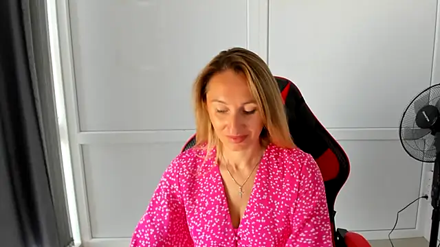 Snapshot of LilyDreamm chatting on July 1, 6:15 am LilyDreamm online show from July 1, 6:15 am