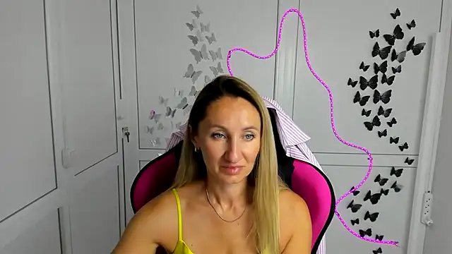 Snapshot of LilyDreamm chatting on July 23, 6:33 am LilyDreamm online show from July 23, 6:33 am