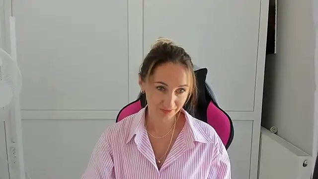 Snapshot of LilyDreamm chatting on July 29, 6:44 am LilyDreamm online show from July 29, 6:44 am
