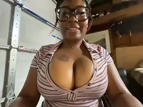 Snapshot of bighettobooty chatting on July 23, 6:22 am bighettobooty online show from July 23, 6:22 am