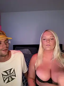 Snapshot of Blondebarbie21 chatting on August 9, 12:45 am Blondebarbie21 online show from August 9, 12:45 am