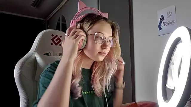 FunnyLila online show from June 28, 5:13 am