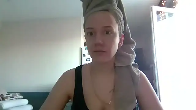 Snapshot of Nivella chatting on July 2, 10:21 am Nivella online show from July 2, 10:21 am